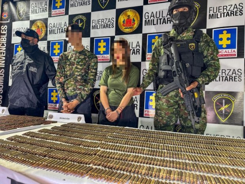 En el lugar de los hechos fueron encontrados 7 fusiles, 21 proveedores, 1.570 cartuchos de diferentes calibres, radios de comunicación, cantimploras, material de intendencia, brazaletes y una valla alusiva a este grupo armado organizado.