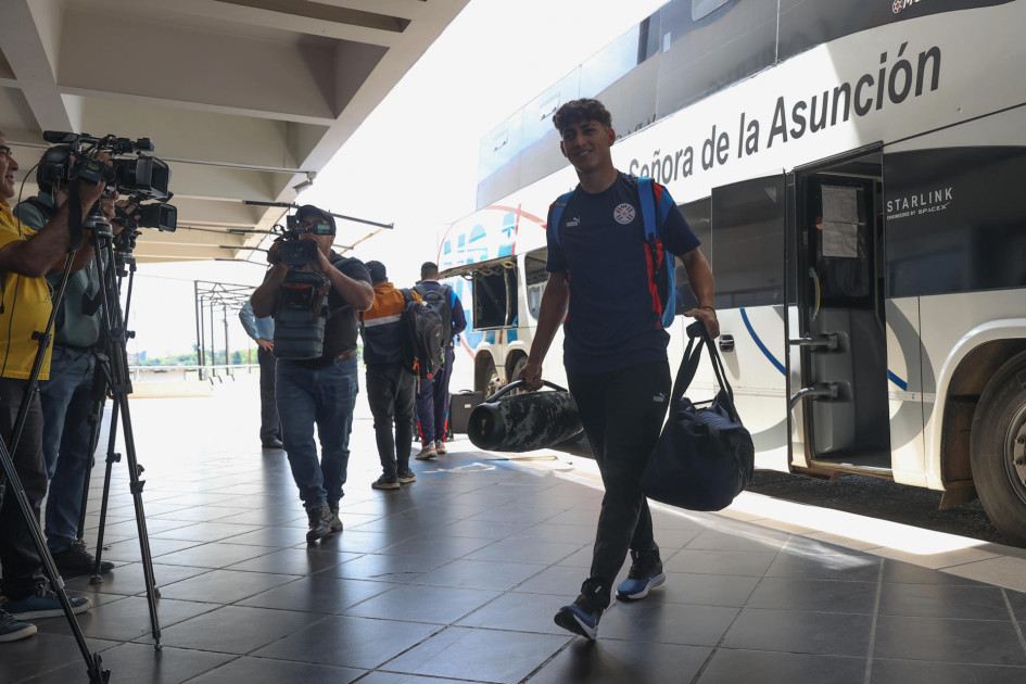 El jugador de la selección de fútbol Sub-20 de Paraguay David Fernández en su llegada al Aeropuerto Internacional Silvio Pettirossi en Luque (Paraguay), previo al viaje a Chile para disputar el Mundial Sub-20.