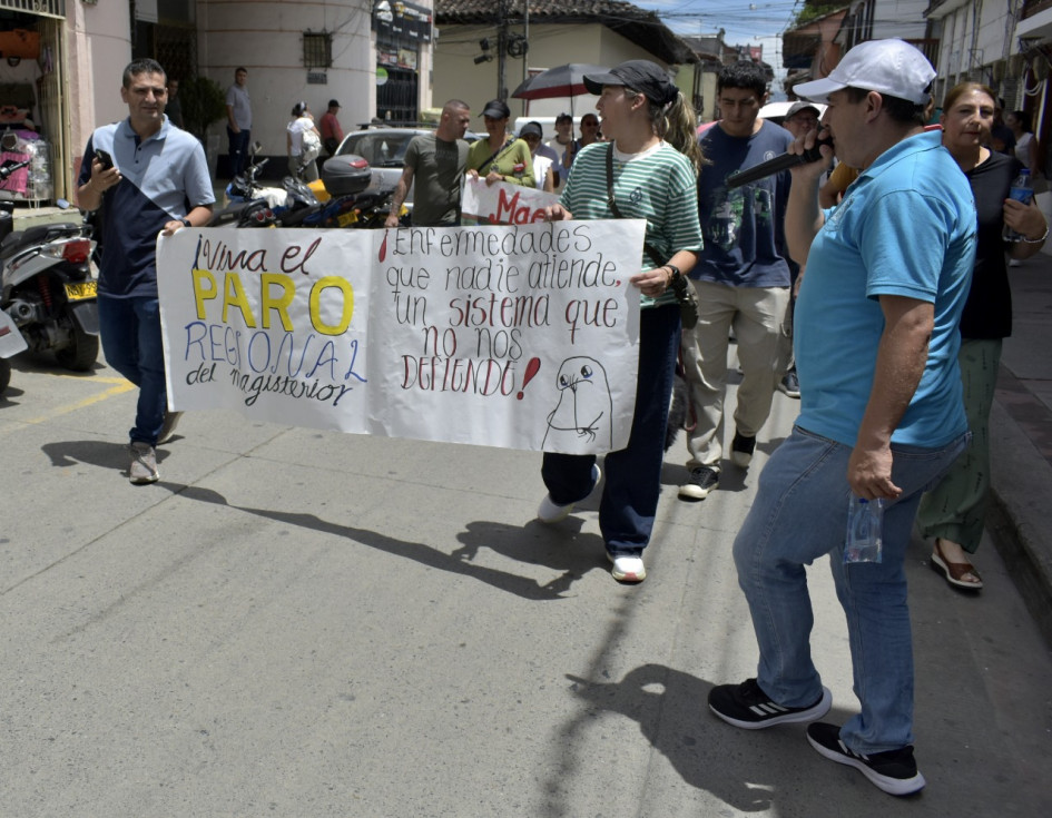 Los docentes de Caldas se unieron en un paro regional y marcharon este miércoles en Salamina para pedir una mejor asistencia en salud.