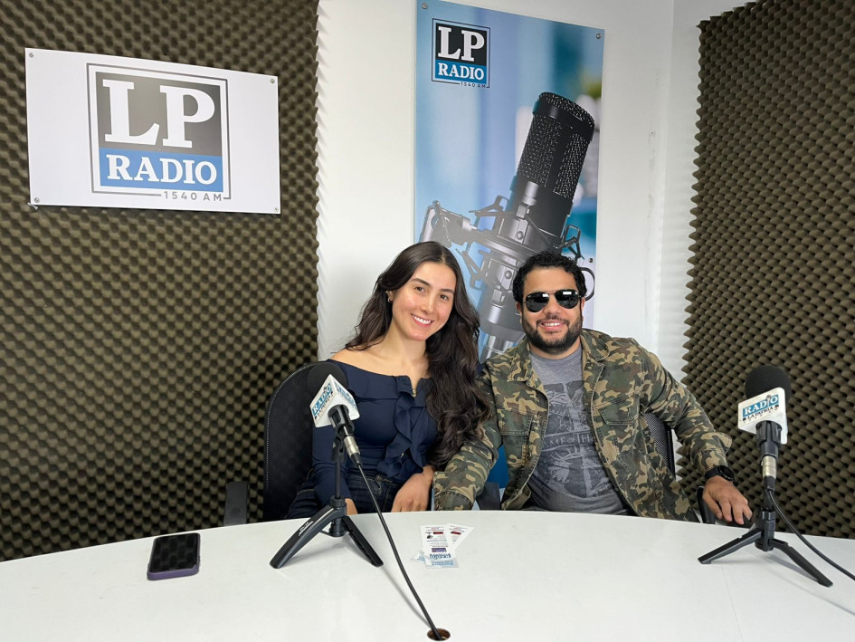 Paula Andrea Castaño Gómez y Calle, integrantes de la banda local Deep Palermo.