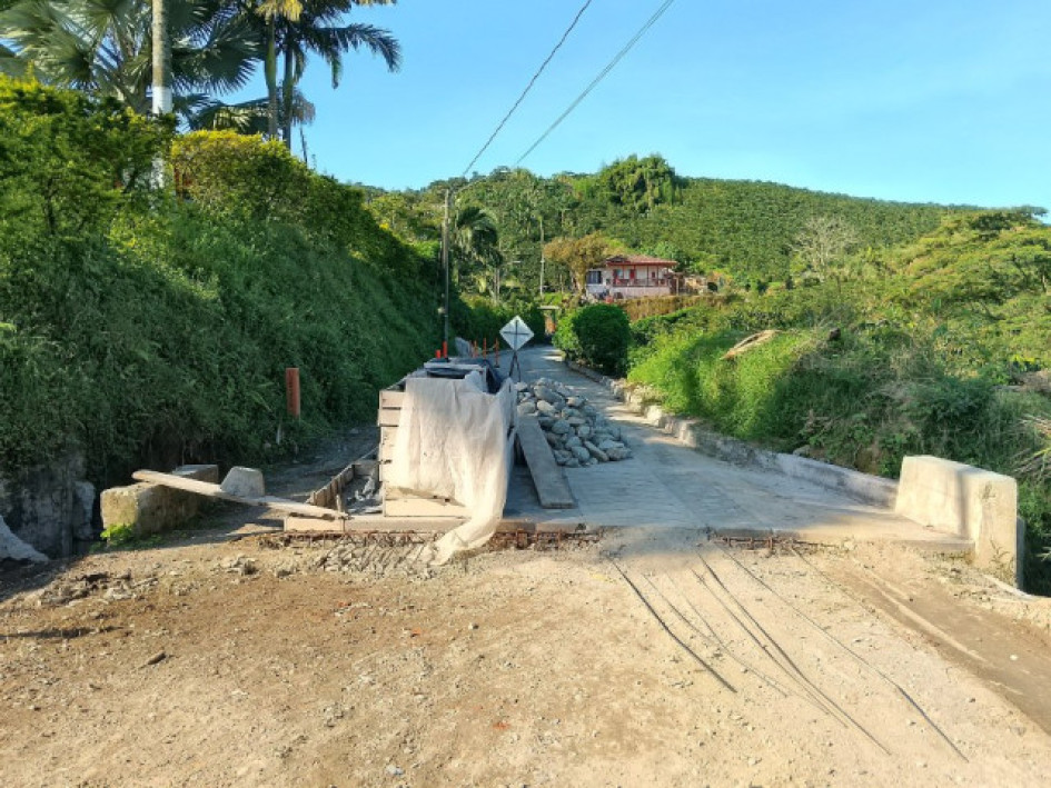 En un municipio de Caldas tardaron casi tres años en construir e inaugurar una placa huella de 940 metros lineales entre las veredas Alto de La Mina y La Quiebra de Naranjal. Fue financiada con dineros del DPS. Un ciudadano celebra que hayan terminado la obra.