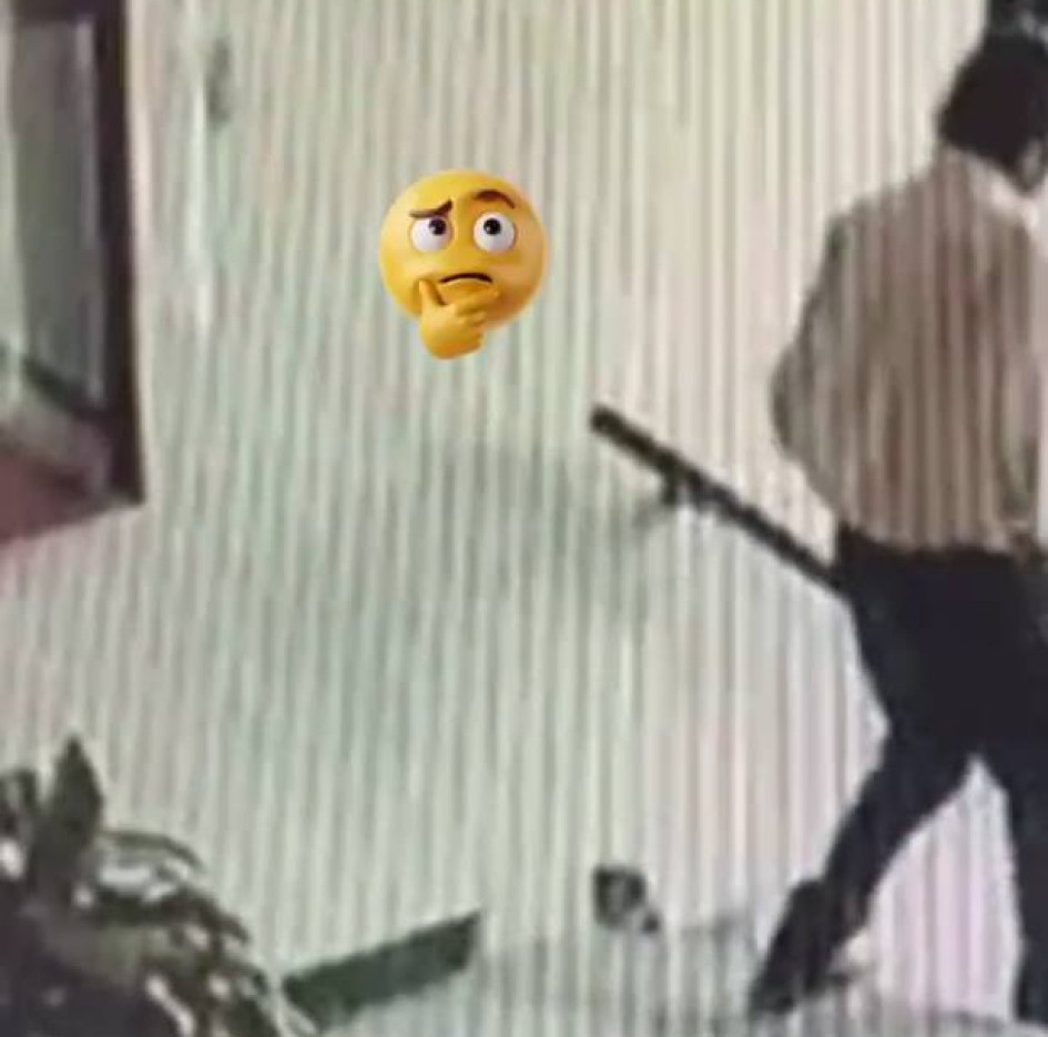 El alcalde de Palestina, Álvaro Osorio, subió a su estado de whatsapp un video, en el cual se observa a un hombre entrando al segundo piso de la Alcaldía. Se le ve tomar un documento y salir.