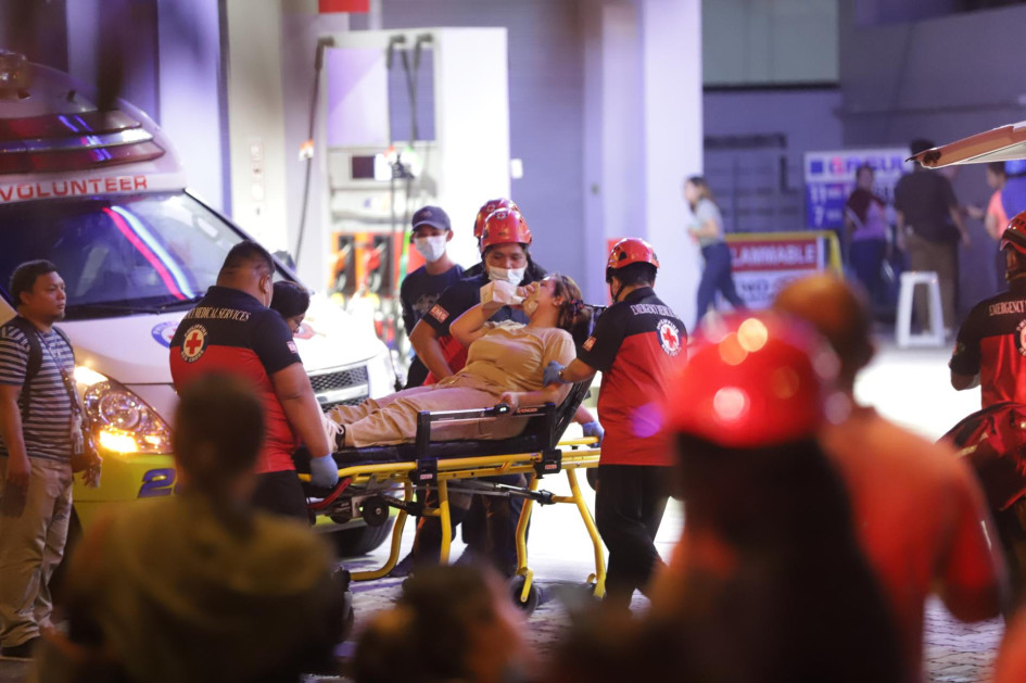 Una mujer herida es trasladada a una ambulancia después de un terremoto en la ciudad de Iloilo, Filipinas, este 30 de septiembre del 2025.