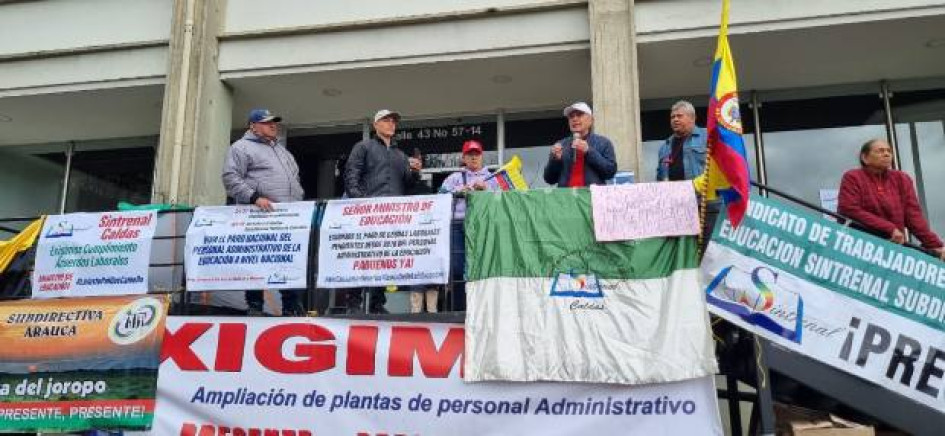 Foto I Cortesía para LA PATRIA  El cierre del Ministerio de Educación en Bogotá formó parte de las proestas de Sintrenal. En colegios oficiales de Manizales y del resto de Caldas hubo operación tortuga.