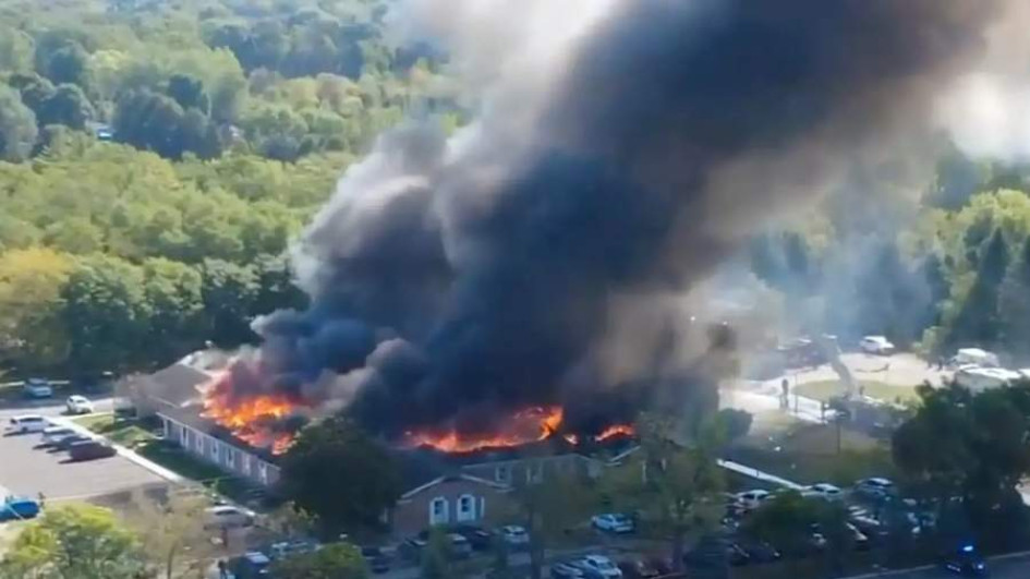 Un hombre estrelló su carro contra la iglesia de abrir fuego contra los feligreses tras lo cual la prendió en llamas.
