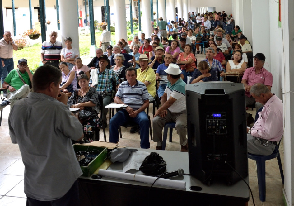 Ciudadanos y miembros de la veeduría se reunieron en el Ceres para discutir la crítica situación del sistema de salud en Salamina.
