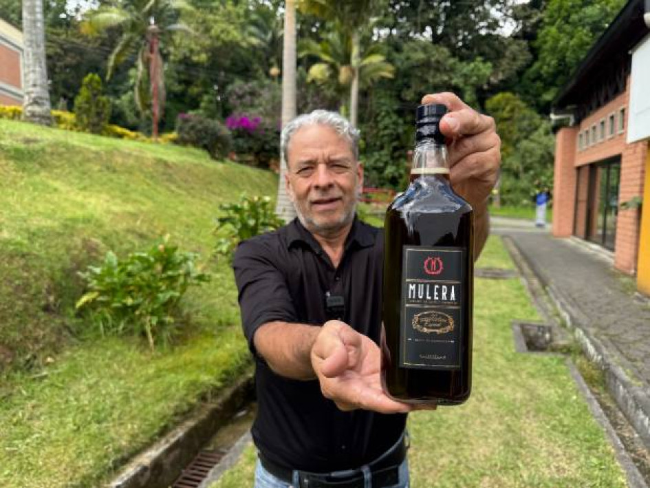 Foto I Cortesía Sena I LA PATRIA  William Bernal, creador de Mulera, durante el proceso de validación de su licor en el Laboratorio de Servicios Tecnológicos del Sena Caldas.