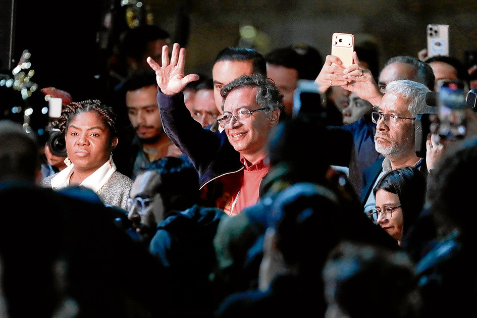 El presidente de Colombia, Gustavo Petro, aseguró ayer que entregará al Congreso las firmas para convocar una asamblea constituyente antes de terminar su mandato el 7 de agosto de 2026, y subrayó que ese proceso "no será para él, sino para el pueblo colombiano".