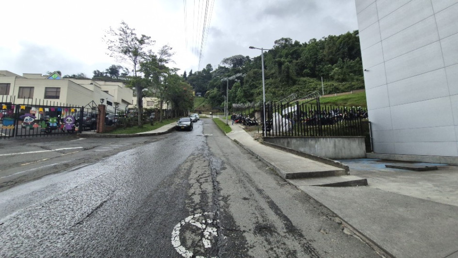 Así cae el agua desde la montaña hasta la avenida Alberto Mendoza. 