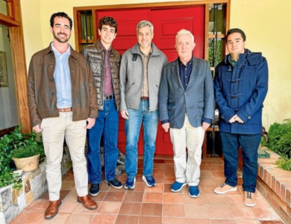 El expresidente de Paraguay Mario Abdo Benítez (2018-2023) visitó ayer al expresidente colombiano Álvaro Uribe, horas antes de conocerse el fallo del Tribunal Superior de Bogotá.