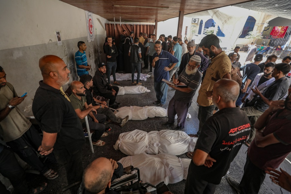 Parientes palestinos de la familia Abu Shaban rodean los cuerpos de sus seres queridos en el Hospital Bautista Al Ahli en la ciudad de Gaza, el 18 de octubre de 2025.