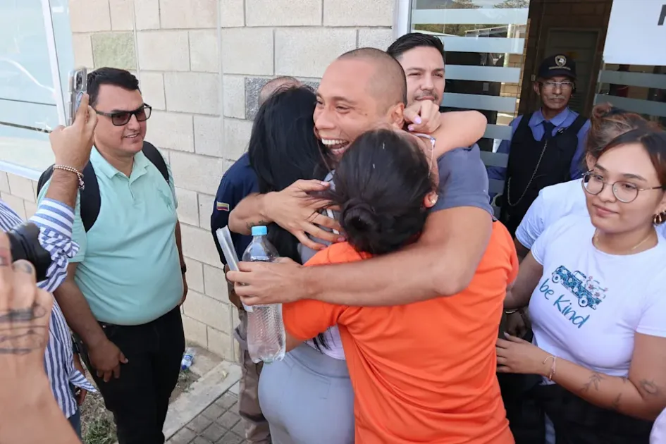 Edwin Colmenares (c) fue recibido por sus familiares este viernes sobre el Puente Internacional Atanasio Girardot que une al estado Táchira (Venezuela) con Cúcuta (Colombia).
