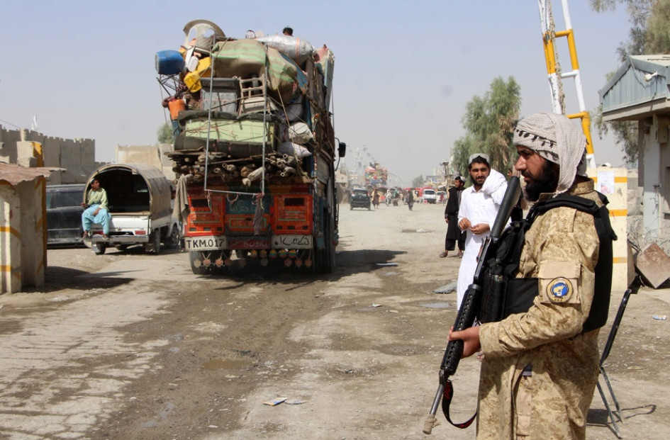 Un miembro del personal de seguridad afgano hace guardia en la frontera de Spin Boldak mientras los refugiados regresan a sus hogares tras la reapertura del cruce en Kandahar, Afganistán, el 19 de octubre de 2025.
