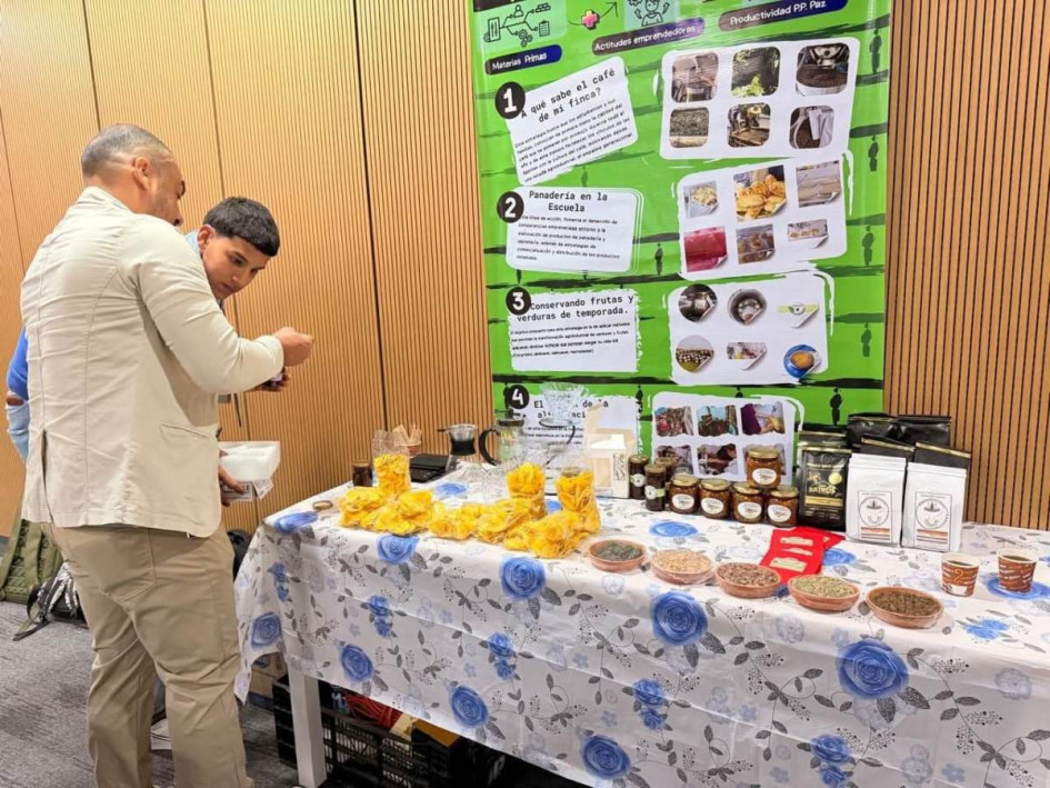 El proyecto “Agroindustria en la Escuela” de la Institución Educativa Ocuzca, en zona rural de Anserma (Caldas) expuso sus productos en el Foro Educativo Departamental 2025. 