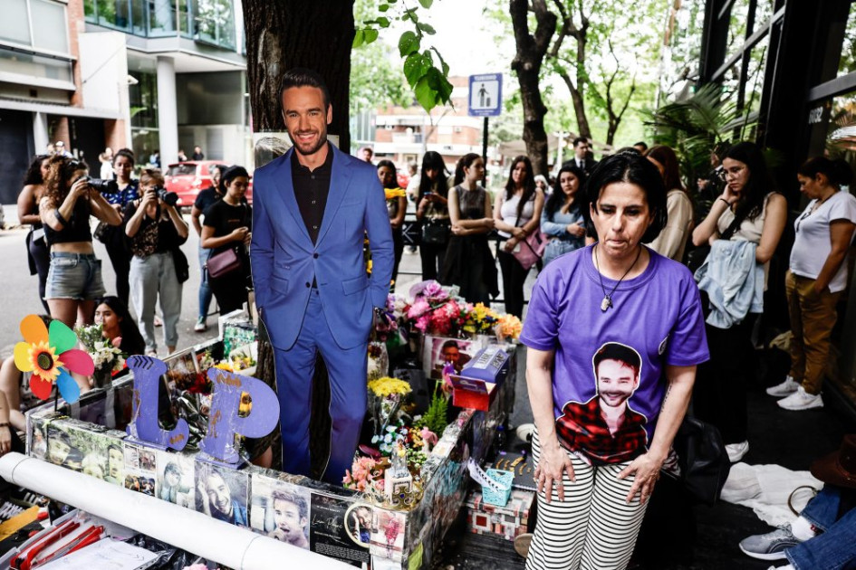 Seguidores del cantante británico Liam Payne se reúnen este jueves frente a un altar en su honor a un año de su fallecimiento, en Buenos Aires (Argentina).