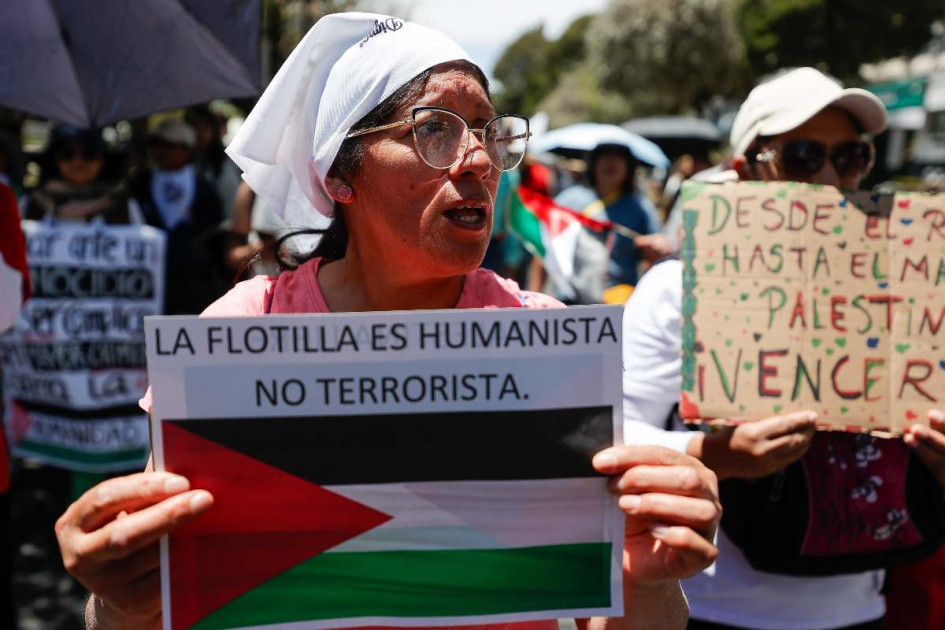 Una persona sostiene un cartel durante la segunda peregrinación por la paz en Palestina este domingo, en Quito (Ecuador).