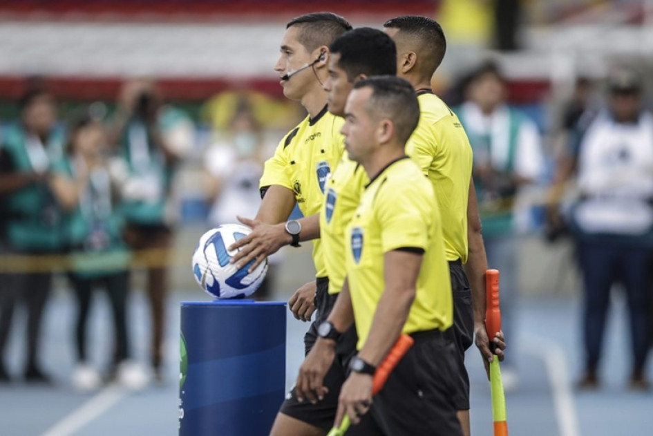 Se defina la primera fase de la Liga BetPlay II y la Comisión Nacional Arbitral dobló a siete árbitros. 