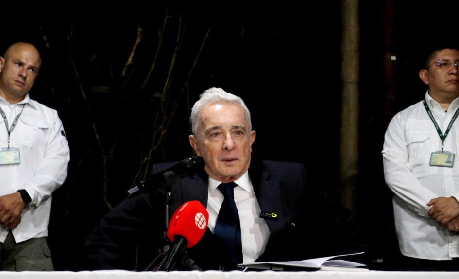 Álvaro Uribe Vélez afirmó tras ser absuelto en segunda instancia por el Tribunal Superior de Bogotá de los delitos de fraude procesal y soborno en actuación penal, que "la majestad de la Justicia tiene que estar por encima de la política".