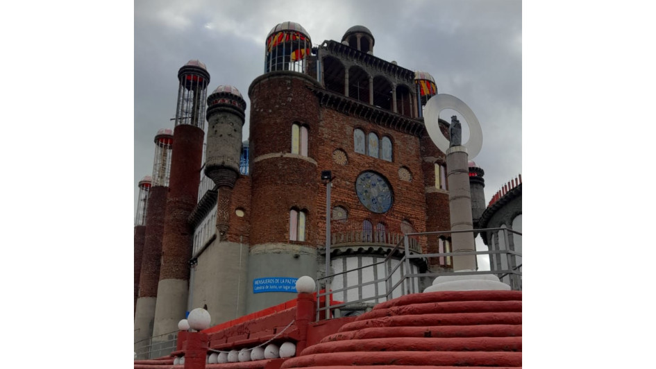Esta casa en la calle de Gaudí, en Mejorada del Campo (Madrid, España), es un magnífico ejemplo de arquitectura empírica, construida por el campesino español Justo Gallego.