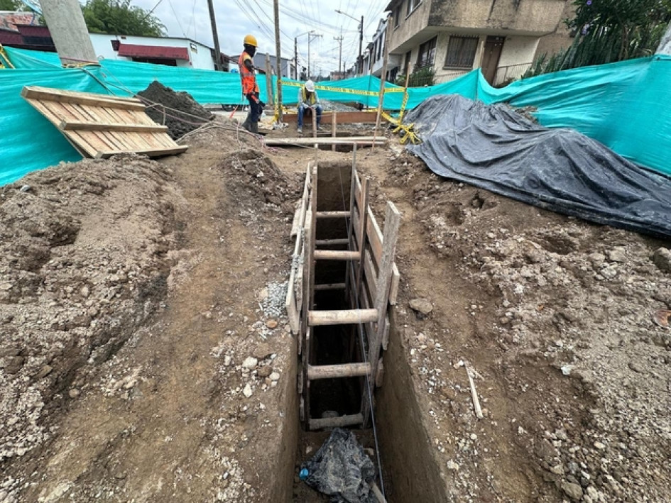 Obreros trabajan en la renovación de una de las principales calles del barrio Santander, en Calarcá.