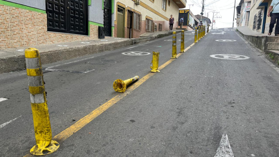 Estos son los bolardos que se despegaron en la calle 16 de Anserma.