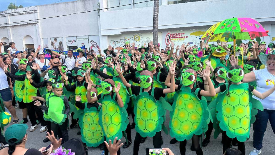 Niños y niñas de La Dorada (Caldas) se disfrazaron y gozaron del inicio del Carnaval del Río y el Sol.