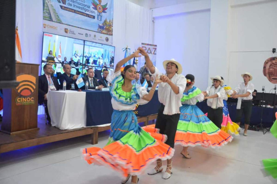 Estudiantes del CINOC inauguraron el congreso con bailes típicos de Colombia y Guatemala.