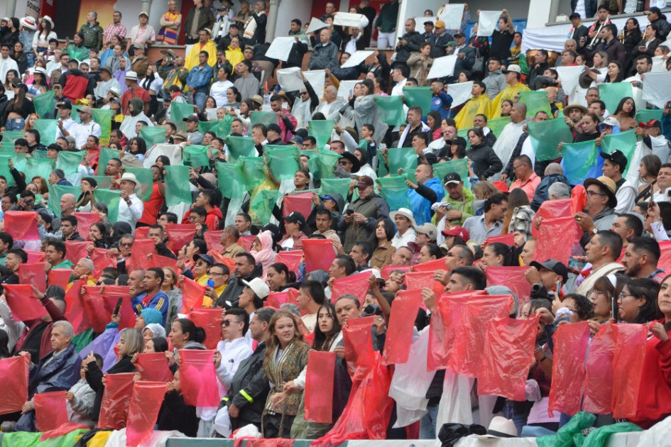 Llena estuvo la plaza de toros en la tarde de ayer, que sin importar la lluvia al entrar, la afición acompañó.