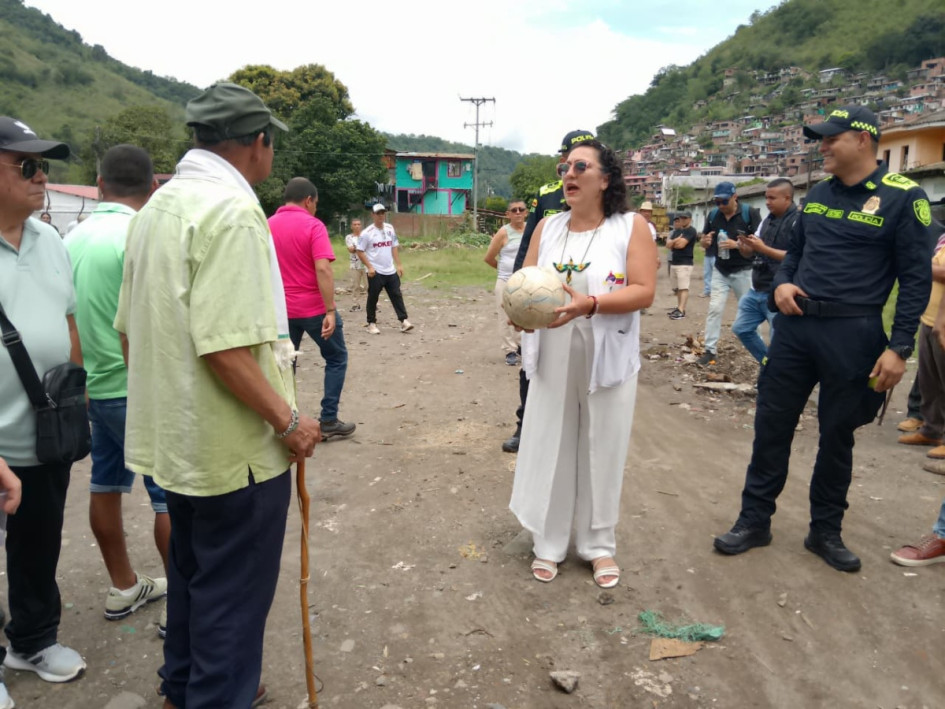 En el corregimiento de Arauca (Palestina), en la mañana de este viernes, se entregó oficialmente a la comunidad la cancha de fútbol Carbón Carbón, que estuvo ocupada durante 20 años por polines y chatarra del tren. La remoción del material férreo concluyó el mes pasado. La comunidad se reunió en el lugar para recordar los partidos que allí se jugaban. Mientras tanto, la Alcaldía adelanta gestiones para obtener permisos legales que permitan invertir recursos y adecuar el espacio como se merece.