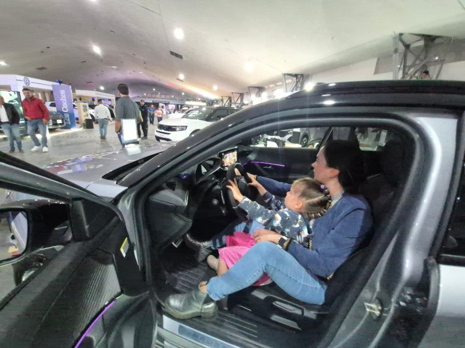 Jina Giraldo y su hija, Emma Góngora, disfrutan probando uno de los nuevos modelos que ofrece Ceiba Motors.
