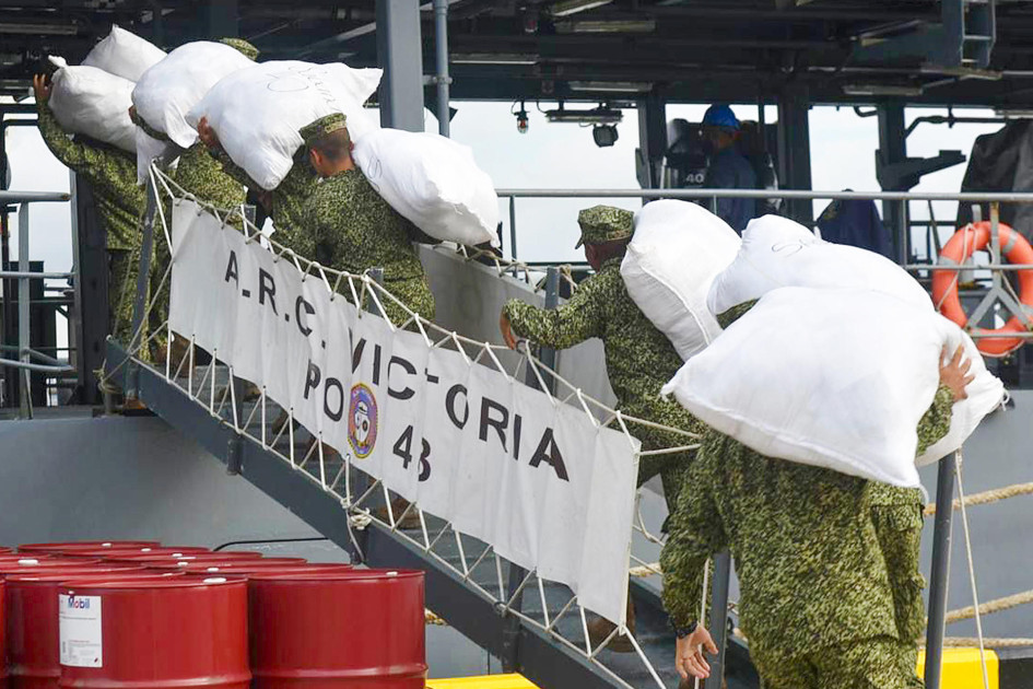 Fotografía cedida por la Armada de Colombia de algunos de sus integrantes transportando ayudas donadas por el Gobierno colombiano a Jamaica este viernes, en Cartagena (Colombia).