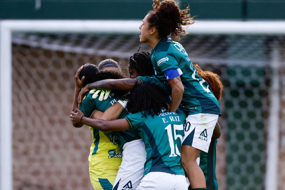 Jugadoras de Cali celebran el triunfo este miércoles, al finalizar un partido por las semifinales de la Copa Libertadores Femenina entre Colo-Colo y Deportivo Cali en el estadio Florencio Sola en Banfield (Argentina).