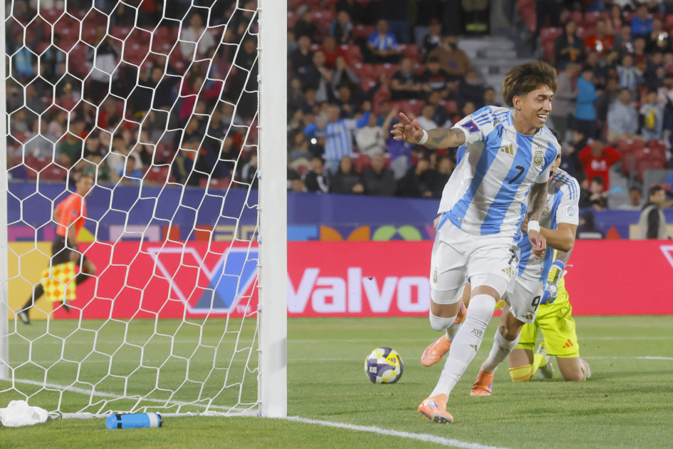 Maher Carrizo de Argentina celebra un gol este sábado, durante un partido de cuartos de final de la Copa Mundial Sub-20 entre México y Argentina en el estadio Nacional Julio Martínez Prádanos en Santiago (Chile).