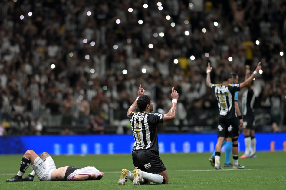 Hulk (c) de Atlético Mineiro celebra este martes, al finalizar un partido de semifinal por la Copa Sudamericana entre Atlético Mineiro e Independiente del Valle en el estadio Arena MRV, en Belo Horizonte (Brasil).