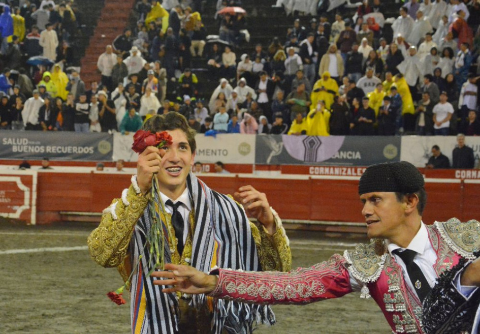 David Ossa en su vuelta ruedo tras cortarle las dos orejas a su novillo de Altagracia. 