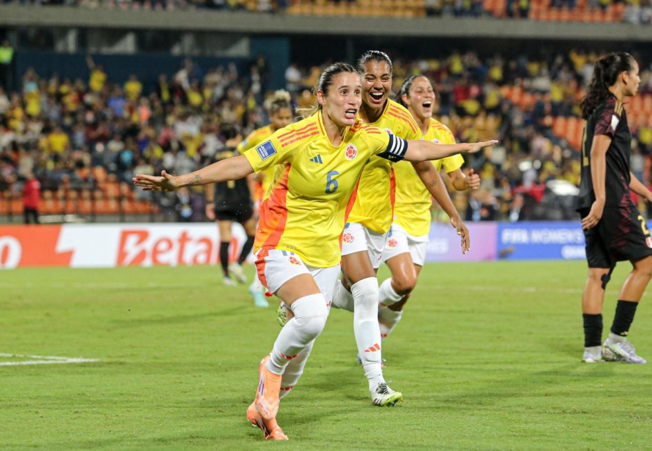 La capitana Daniela Montoya anotó de cabeza el 2-1 para Colombia. La Tricolor ganó 4-1 en Medellín y es segunda en la Liga de Naciones.