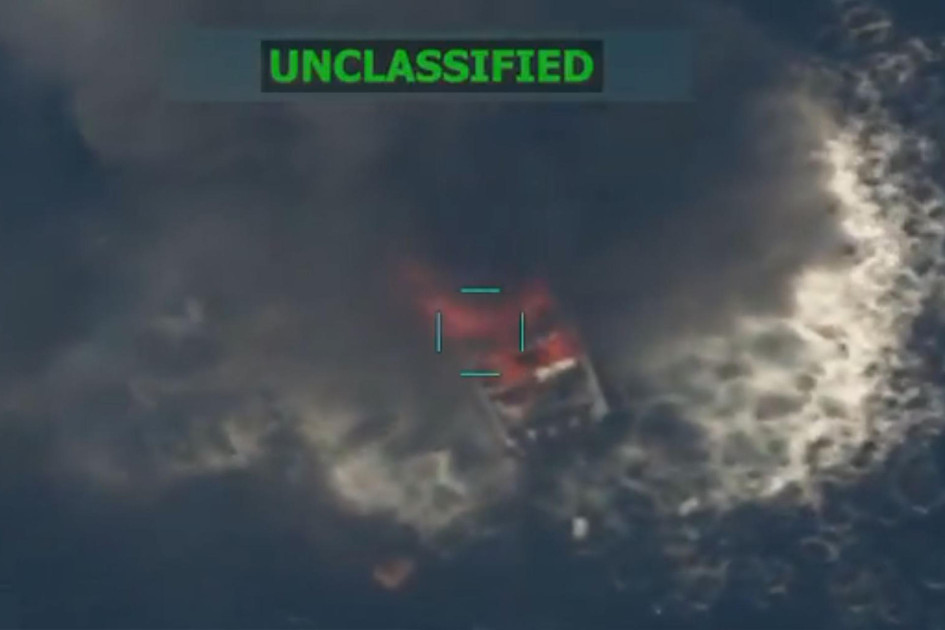 Captura de pantalla de un video publicado en la cuenta oficial de la red social X @SecWar del secretario del Departamento de Defensa estadounidense, Pete Hegseth, que muestra un ataque contra una embarcación en aguas del océano Pacífico.