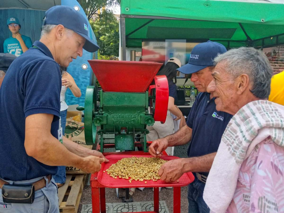 Chinchiná recibió este fin de semana la tercera Feria de la Cosecha Cafetera, que es organizada para rendirle homenaje a los recolectores y sus familias. En Neira, Palestina, Anserma y Manizales se llevarán a cabo ferias similares a la de Chinchiná, en el transcurso de este mes y noviembre.