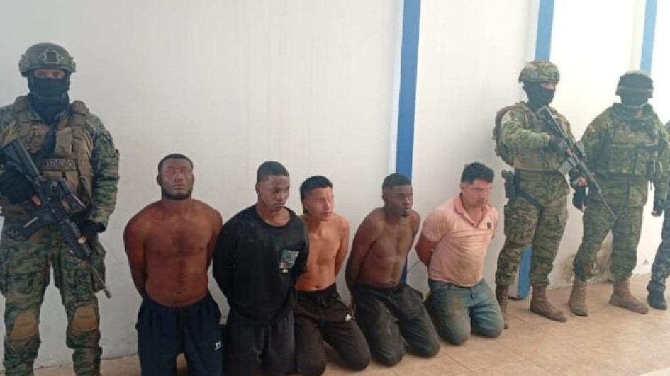 Supuestos miembros del grupo delictivo Oliver Sinisterra fueron detenidos por las Fuerzas Armadas de Ecuador en Buenos Aires (Imbabura).