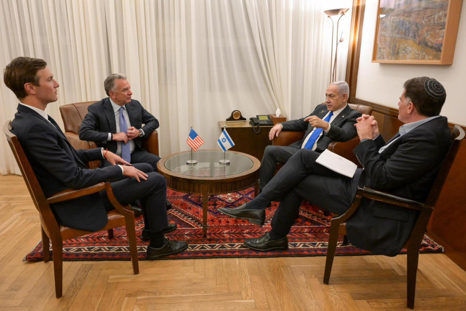 El primer ministro israelí, Benjamin Netanyahu, se reunió este jueves con el enviado especial para Oriente Medio del presidente estadounidense, Donald Trump, Steve Witkoff; el yerno del presidente, Jared Kushner, y el ministro Ron Dermer, en Jerusalén. Estados Unidos es mediador en el proceso de paz en la guerra en la Franja de Gaza.