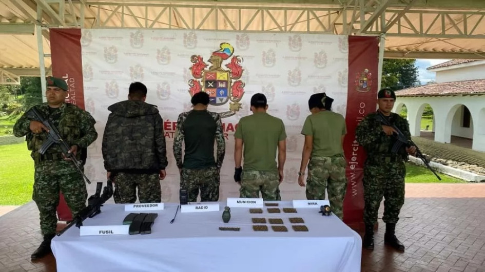 Cuatro guerrilleros de un frente del Estado Mayor Central (EMC), la mayor disidencia de las Farc, se entregaron voluntariamente al Ejército en una zona rural de Argelia. 