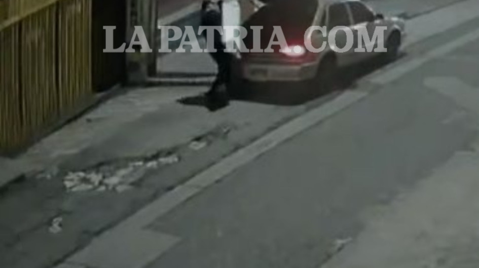 LA PATRIA conoció un video del momento del robo a un vehículo de valores el pasado 23 de octubre en el Centro de Manizales. Se llevaron $2 mil 500 millones.