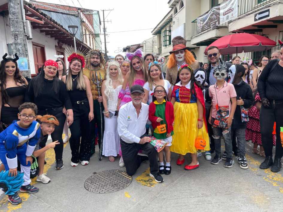El gobernador de Caldas, Henry Gutiérrez Ángel, y el alcalde de Aranzazu, Sebastián Merchán Zuluaga, acompañaron el desfile de disfraces en el municipio.