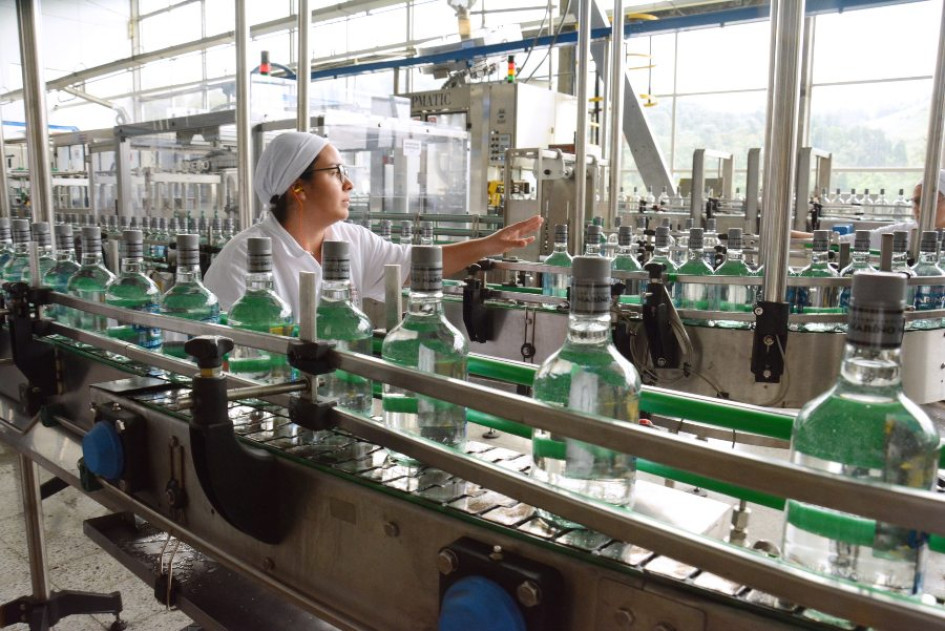 Licores tradicionales como aguardiente y ron podrían encarecerse hasta en un 40% si se aprueba la reforma tributaria.