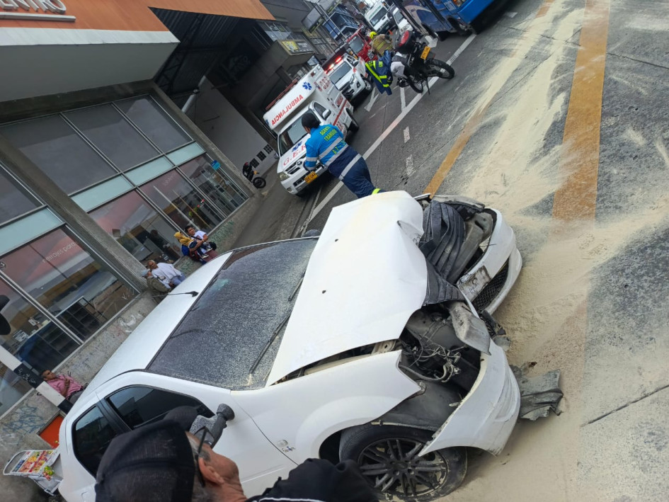 Accidente contra semáforo
