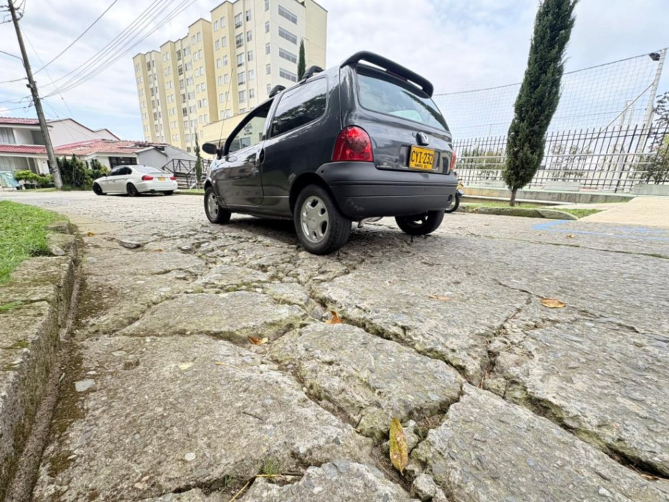 Este es el estado de la vía alrededor del parque del barrio La Francia.