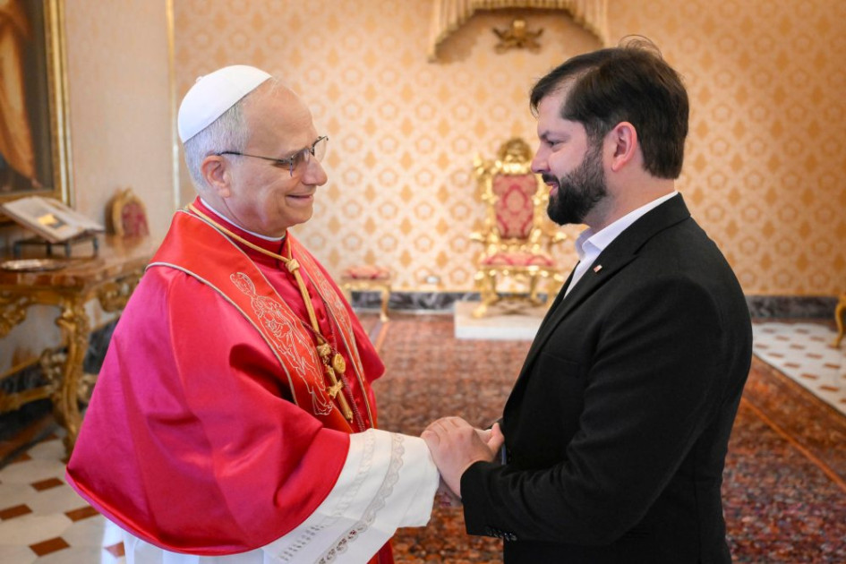 El papa León XVI y el presidente de Chile, Gabriel Boric.