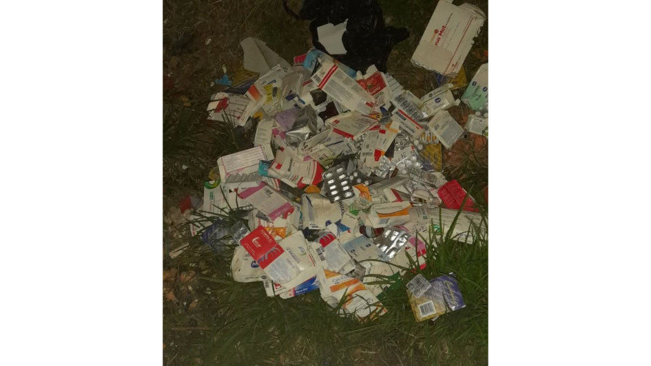 En el barrio Nuevo Horizonte de Chinchiná, los vecinos encontraron una gran cantidad de medicamentos vencidos que fueron arrojados en una zona verde del sector. Advirtieron que estos productos podrían afectar la salubridad del entorno y representar un riesgo para la comunidad.