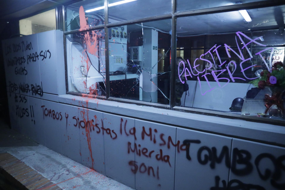 Fotografía que muestra un Comando de Atención Inmediata (CAI) afectado durante una protesta a favor de Palestina este jueves, en Bogotá