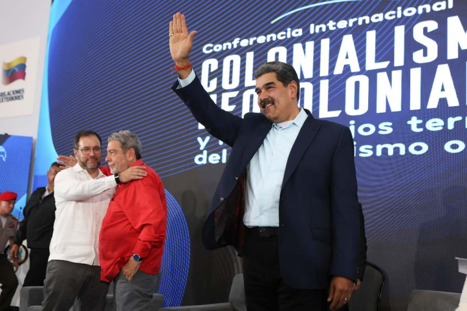 Nicolás Maduro, hablando este viernes en Caracas (Venezuela). Maduro dijo estar seguro de que la "agresión armada" de Estados Unidos es para imponer "gobiernos títeres" y robar los recursos naturales de Venezuela. 
